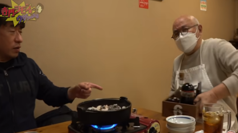 福岡市にはもつ鍋の名店が数多く存在し、その中でもお笑いタレント寺門ジモンさんが太鼓判を押すのが「越後屋 博多駅前本店」と「もつ繁」です。どちらも独特の味わいと高い評価を誇り、地元の人々や観光客にも人気です。